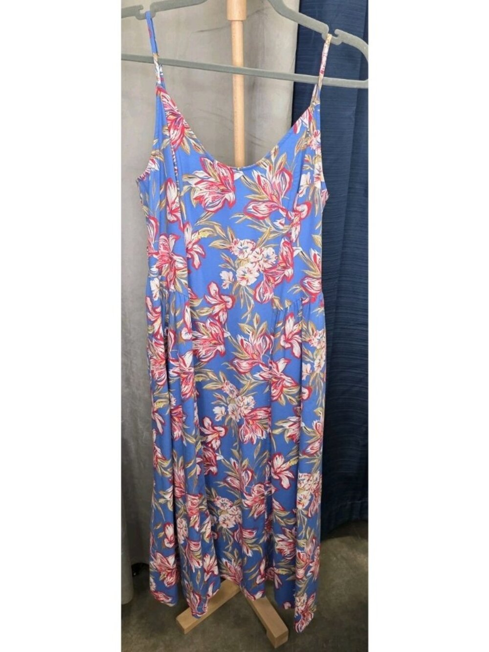 A New Day Women’s M Blue Floral Smocked Midi Maxi Dress Spaghetti Strap. Wl490